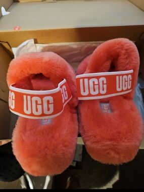 UGG Womens Fluff Slide Sandal - Coral